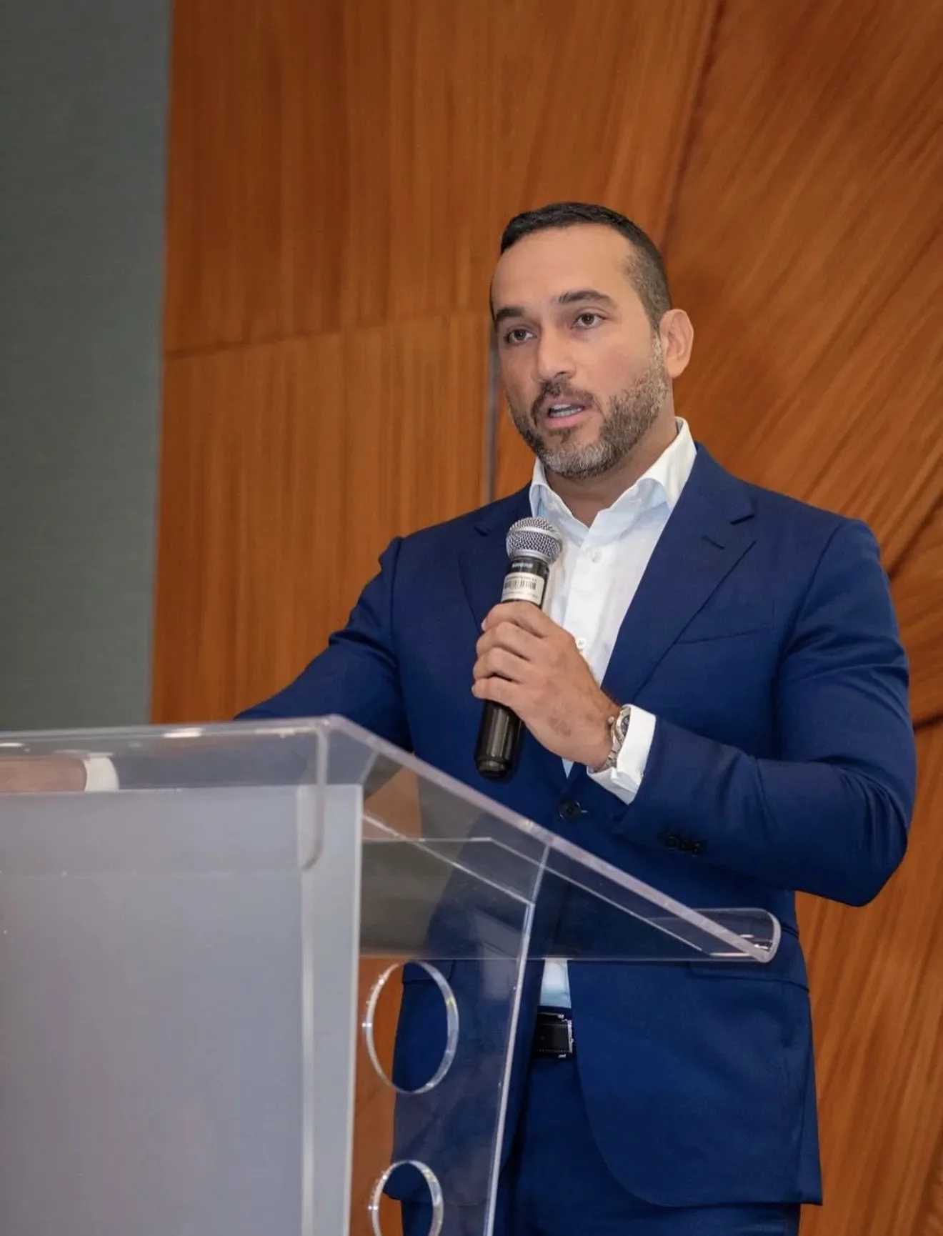 Carlos Ruiz Hernandez speaking at a lectern.